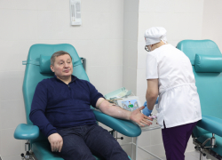 Губернатор Андрей Бочаров сдал кровь для пострадавших в теракте в "Крокусе", последуют ли его примеру камышинские главы - неизвестно