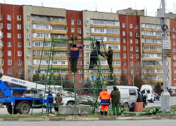 На привокзальной площади в Камышине появилась конструкция для новогодней зеленой красавицы