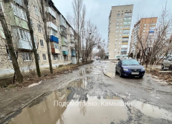 Обещали одновременно со строительством нового дома в 4-м микрорайоне Камышина разобраться с "размочаленной" дорогой, но оказалось - обещания пустые, - камышанка