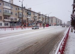 Камышане с утра выкладывают в соцсетях фото дорог города в снежной "каше" и спрашивают, не пора ли расчистить хотя бы центральные улицы