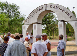 В день профессионального праздника в Камышине у памятной арки собрались ветераны-строители, коллега-глава к ним почему-то не пришел