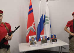 В Камышине родным передали ордена погибших бойцов СВО - лейтенанта, старшего прапорщика, рядового