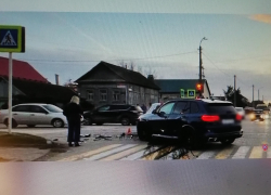 В Камышине водителя после столкновения машин на улице Базарова увезли на "скорой" (ВИДЕО)