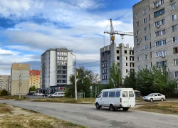 Дороговизна продуктов и товаров сделала пустынными парковки и торговые залы самых популярных магазинов Камышина в самом молодом микрорайоне города (ВИДЕО)