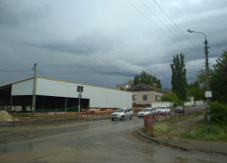 В Камышине магазины "захватывают" территории больниц