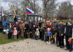 В Камышинском районе устроили пробег тракторов по случаю Первомая: жители встречали трактористов цветами (ВИДЕО)