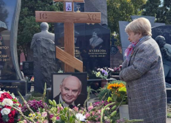 Легендарная Александра Пахмутова сказала важные слова на усыпанной цветами могиле Добронравова  