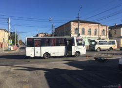 В Камышине 14-летний парень-скутерист без прав на улице Пролетарской врезался в автобус местной автоколонны и попал к хирургам