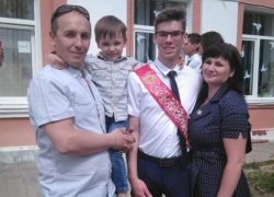 Главные мужчины Татьяны Русиновой из Камышинского района с утра наперебой поздравили ее с Днем матери 