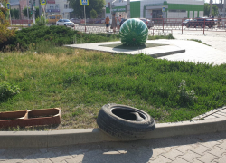 В Камышине площадку у памятника Арбузу "украсили" крупногабаритным мусором