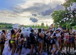 В Камышине на пляже Гремячий парни и девушки "зажгли" на пенной вечеринке