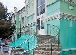 На железнодорожном вокзале Камышина разваливается "парадная" лестница, - камышанка