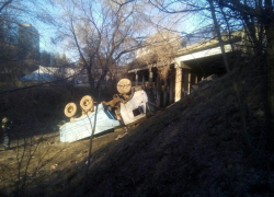 Пасхальное чудо в Волгограде: водитель рухнувшего с моста грузовика как ни в чем не бывало вышел из кабины