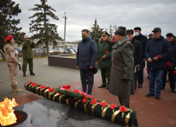 По случаю Дня неизвестного солдата в Камышине зажгли "вечный огонь"