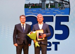 Знаком "За заслуги перед городом Камышином" глава наградил директора управления водопроводно-канализационного хозяйства и тренера
