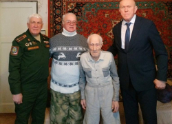 Спикер Камышинской городской думы Владимир Пономарев приехал к 102-летнему ветерану- "сталинградцу" Павлу Андрееву: поздравлять и фотографироваться