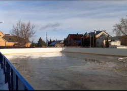 Катки начали заливать в селах Камышинского района