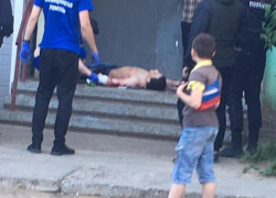 В Камышине в соцсетях горожане выложили снимок истекающего кровью мужчины и утверждают, что его ударили ножом