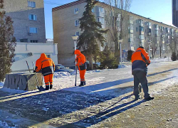 Хотя в Камышине масса нерасчищенных тротуаров, "оранжевые жилеты" взялись за памятники