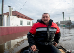 В Волгоградской области из-за паводка тонет Кумылженский район: люди плавают по селу на лодках