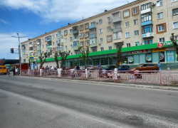 "Живучему" стихийному рынку на улице Ленина в Камышине турникеты не добавили цивилизованности