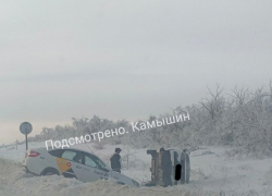 В Камышинском районе в опрокинувшейся на бок в снегу легковушке, к счастью, по предварительным данным полиции, пострадавших нет