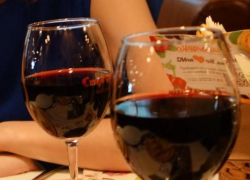 Дама устроила резню в кафе из-за того, что кавалер попросил ее меньше пить