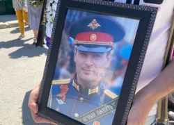 В Волгограде простились с погибшим в спецоперации военврачом Виталием Мотренниковым 