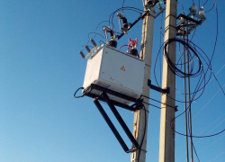 Под Камышином вспыхнул короб подстанции на столбе на трассе