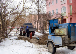 В Камышине коммунальщики занялись ремонтными "раскопками" по снегу