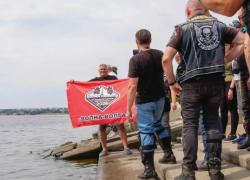 В Камышине байкеры погрузили в воды Волги флаг - символ «Волны памяти»: что значит эта акция?