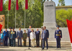 Оконфузившийся в Первомай с компиляцией поздравления, глава администрации Камышина почти исправился в День Победы, но почему-то назвал предков потомками
