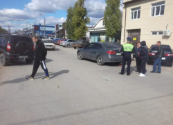 В Камышине у центрального рынка столкнулись автомобили гостей камышинской земли - "Нива" и "Хендай"