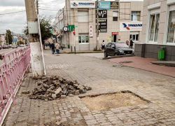 В Камышине дождался своего "звездного часа" выщербленный тротуар в районе центрального рынка