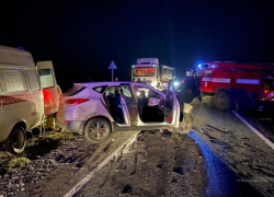 На "встречке" Хендай влетел в КАМАЗ, водитель и пассажир на хирургическом столе, второй пассажир скончался на месте