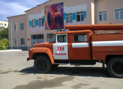 В Камышине сгорел заброшенный дом в 4-м микрорайоне