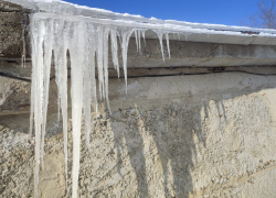 Из-за перепадов температуры в Камышине начался "сосулепад"