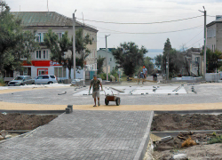 В Камышине запущенный "пятачок" на пересечении  улиц Молодежной и Кирова приобретает очертания площади