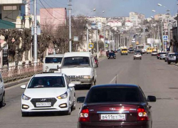 В Камышине ямы на дорогах латают горячим асфальтом