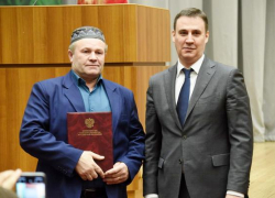 Камышинский фермер Андрей Липпард награжден министром за "чистые коровьи хвосты" и высокие надои