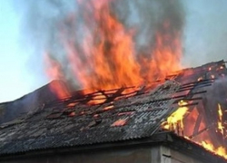 Жителей села Таловка Камышинского района перепугал полыхающий дом на Песчаной улице