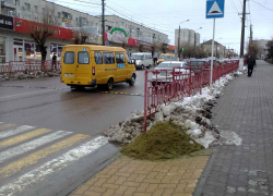 На камышинских улицах местное "Благоустройство" сделало "противогололедные" кучки 