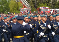 В Камышине на площади Павших борцов проходит парад, посвященный 9 мая