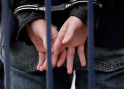 Он бил ее по лицу, а потом выволок в коридор и душил, пока камышанка не захрипела перед смертью