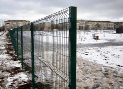 В Камышине парк Текстильщиков обносят забором активными темпами