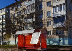 На остановке болтается оторванный ураганом фрагмент павильона, который может "прилететь" на прохожих или на машины, - камышанин