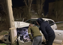 В Камышине водитель легковушки опасно влетел в столб