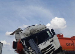 В Камышинском районе на федеральной автодороге  "ГАЗ" врезался в большегруз с топливом, вспыхнул огонь...