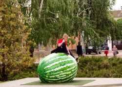 Все-таки этот Арбуз - памятник, почему на него надо влезать с ногами? - камышанка