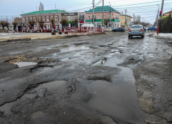 В Камышине улица Советская так "довела" администрацию своим внешним видом, что на ней решили отремонтировать дорожное покрытие